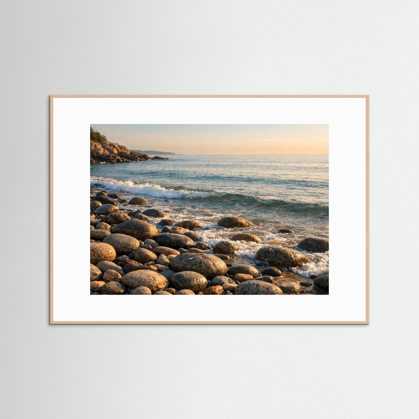 Naturposter Kieselstrand und Wellen im Sonnenaufgang, mit Eiche-Rahmen