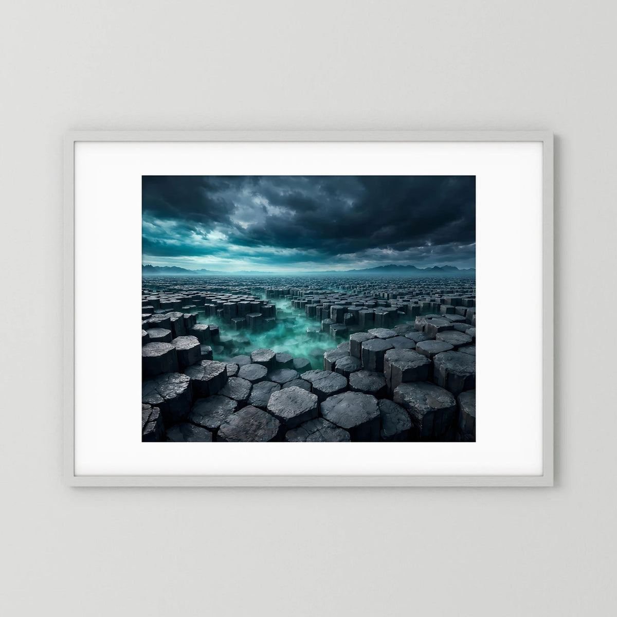 Wandbild mit Basaltsäulen über Felsflächen und blauem Fluss, weißer Rahmen, Querformat