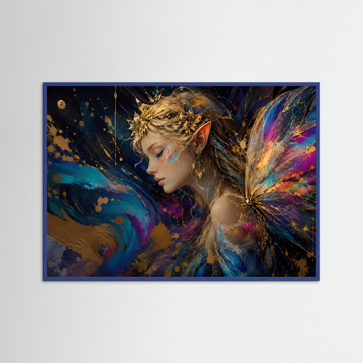Fantasy-Elfen-Poster mit blauem Rahmen: Elfe im Profil mit goldener Kopffeder, bunte Flügel