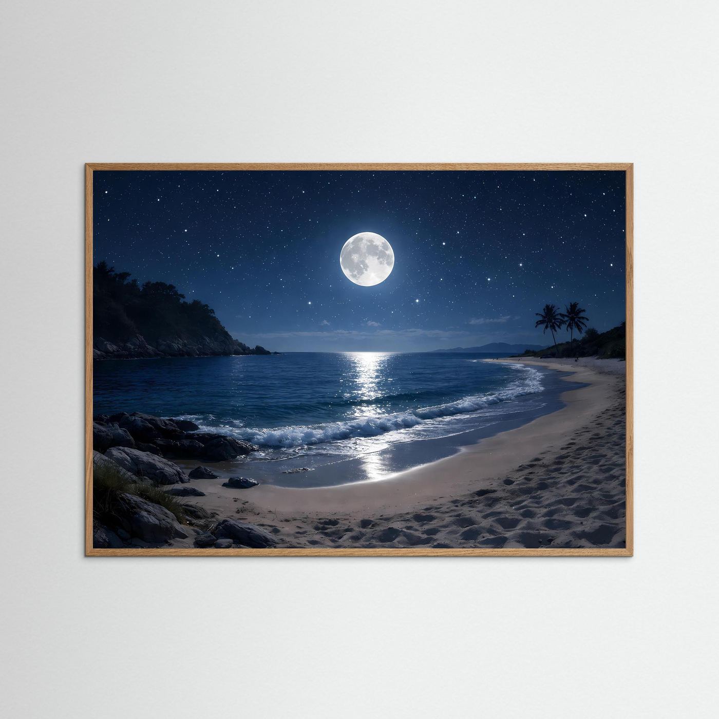 Poster Querformat: Mond über Sandstrand bei Nacht, heller brauner Holzrahmen