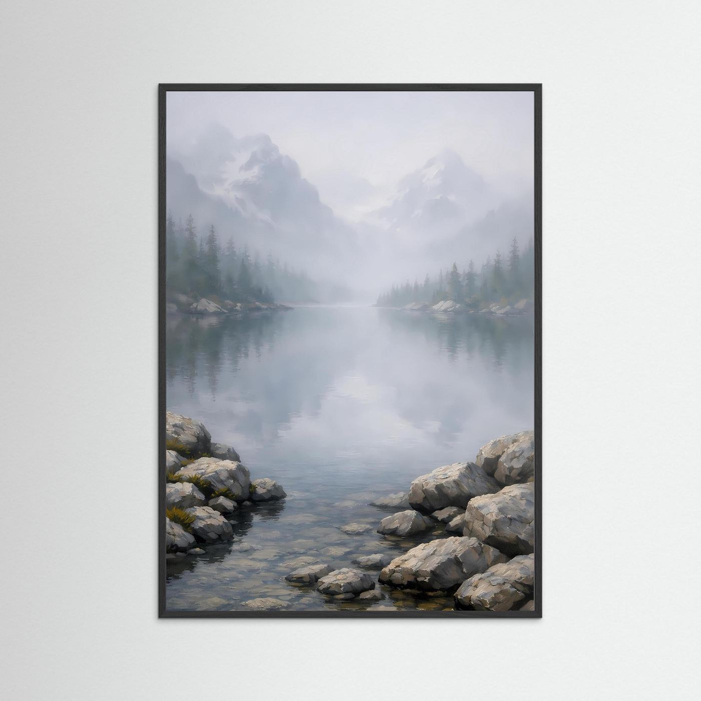 Hochformatiges Naturkunstposter mit schwarzem Rahmen, nebliger Bergsee und Felsen am Ufer