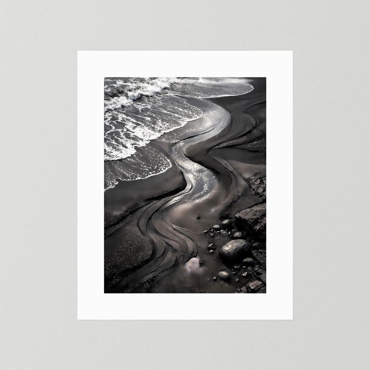 Strandposter mit schwarzem Sand und Meereswellen, weißer Rand