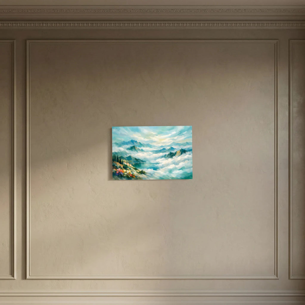 Wandbild mit nebliger Berglandschaft und Wolken, klein im Querformat an klassischer Wand.
