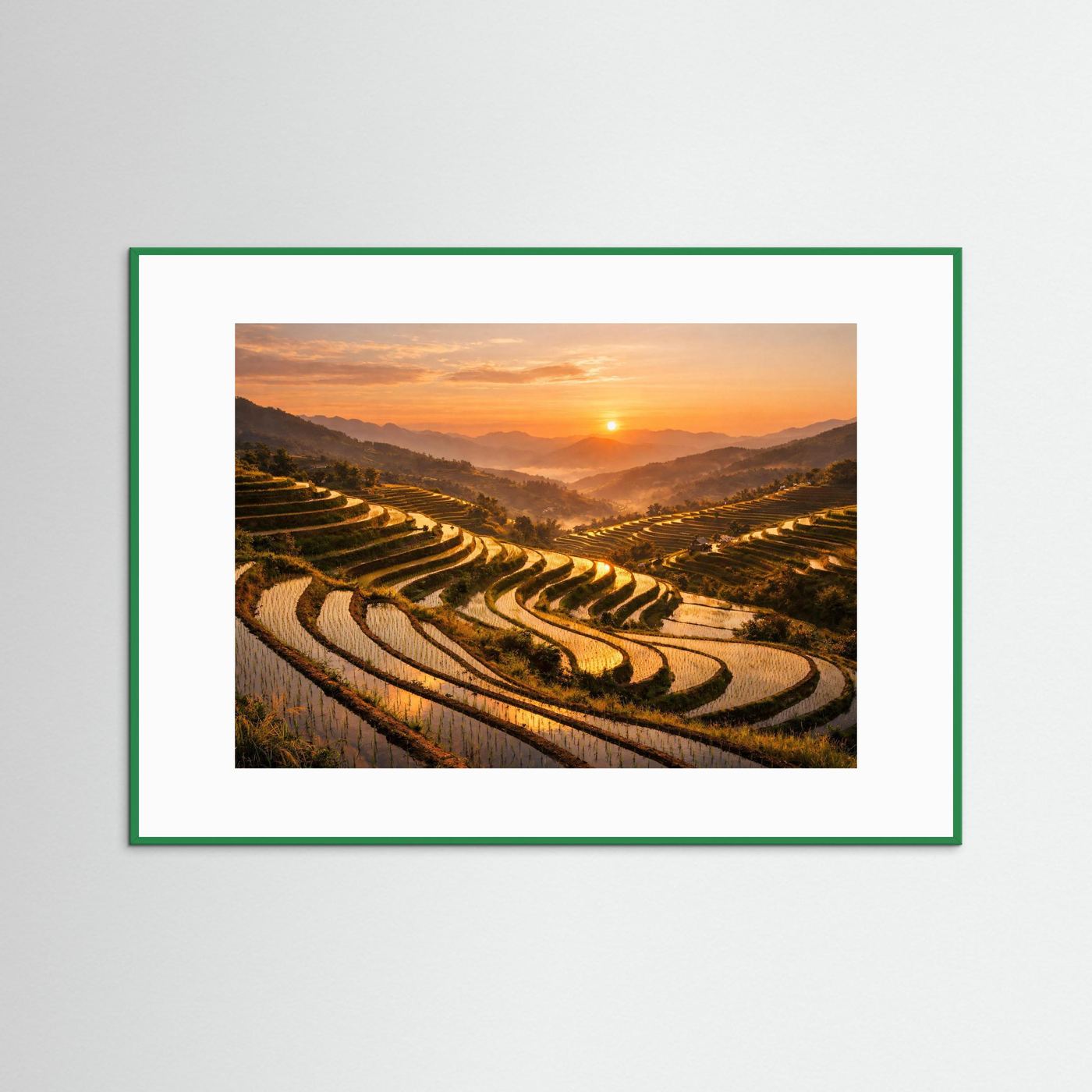 Wandbild mit Motiv terrassierter Reisterrassen bei Sonnenuntergang, grüner Holzrahmen.