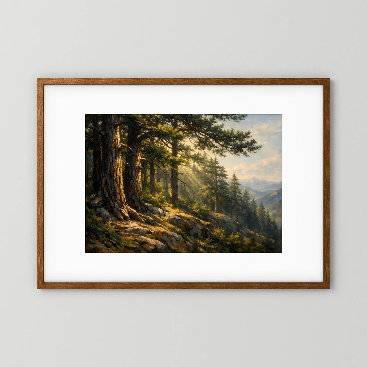 Wandbild im Querformat mit Wald- und Berglandschaft, brauner Rahmen mit weißem Rand