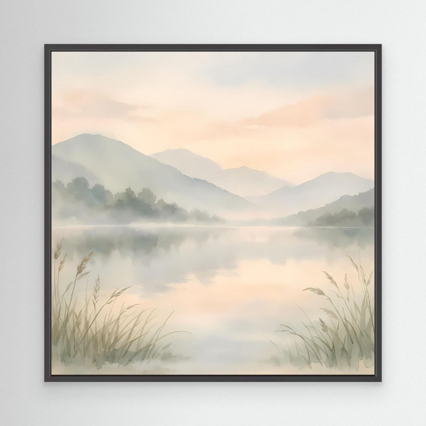 Leinwandbild nebliger Bergsee im Aquarellstil mit schwarzem Rahmen, Berge und Schilf