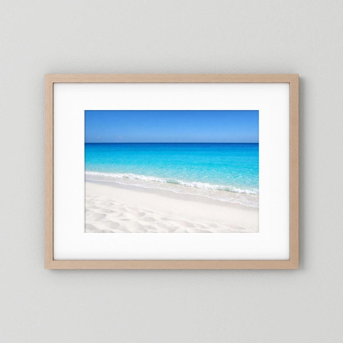 Wandbild im hellem Holzrahmen: Strand und türkisblaues Meer (Querformat)