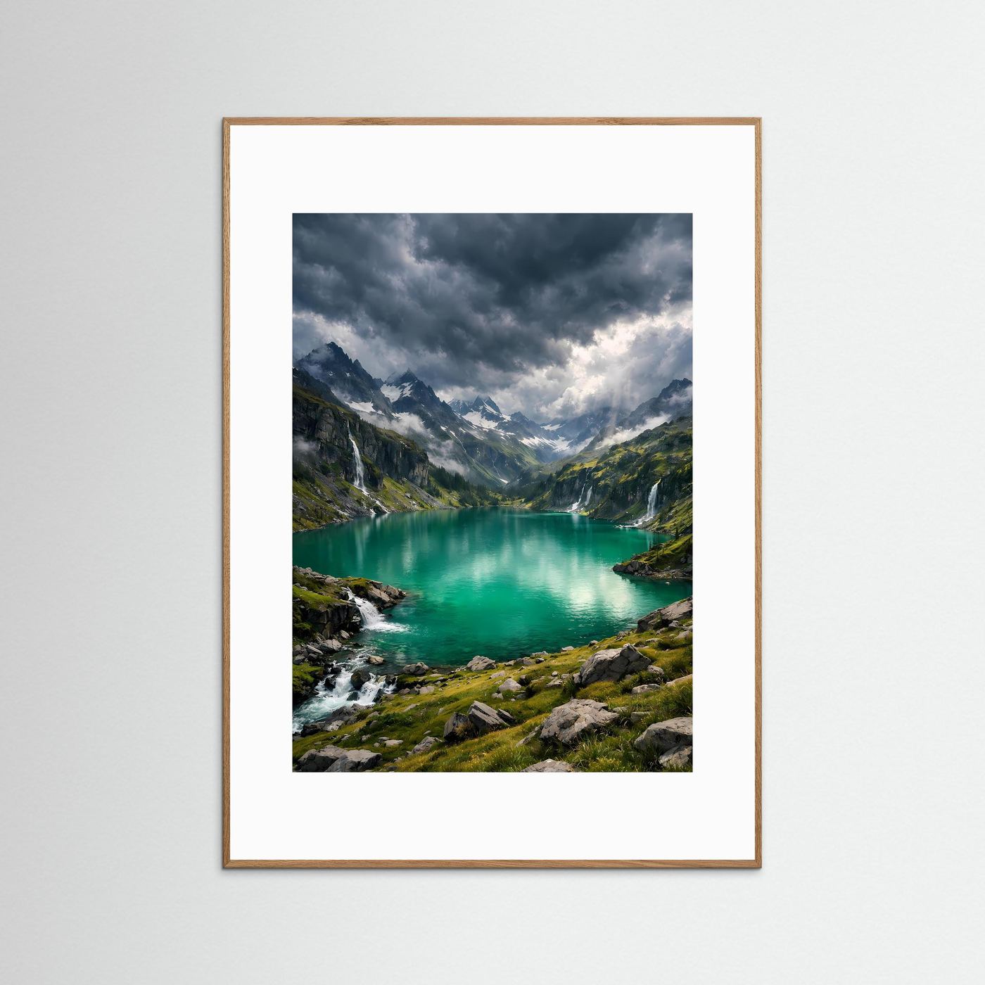 Bergsee-Poster mit braunem Holzrahmen: türkisfarbener See, Berge, Wasserlinie und Wolken