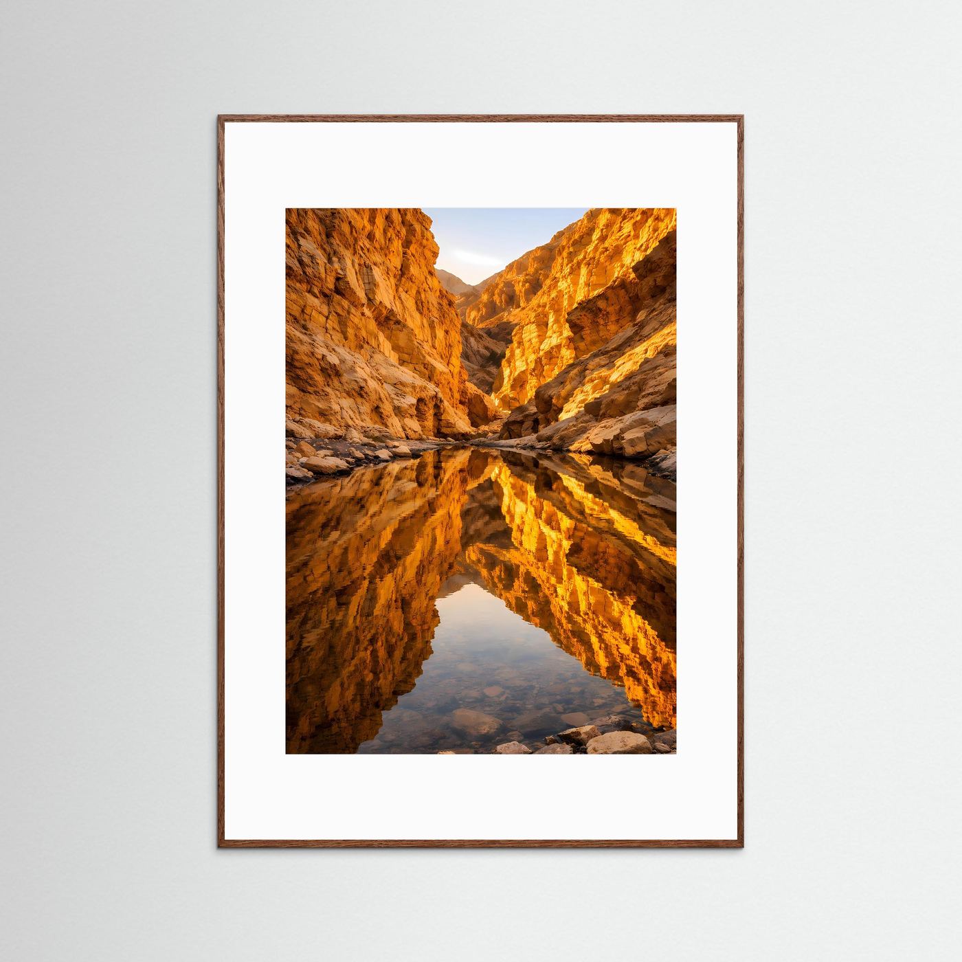 Canyon-Poster mit Spiegelung im Fluss zwischen Felswänden, ocker-gold, braun gerahmt