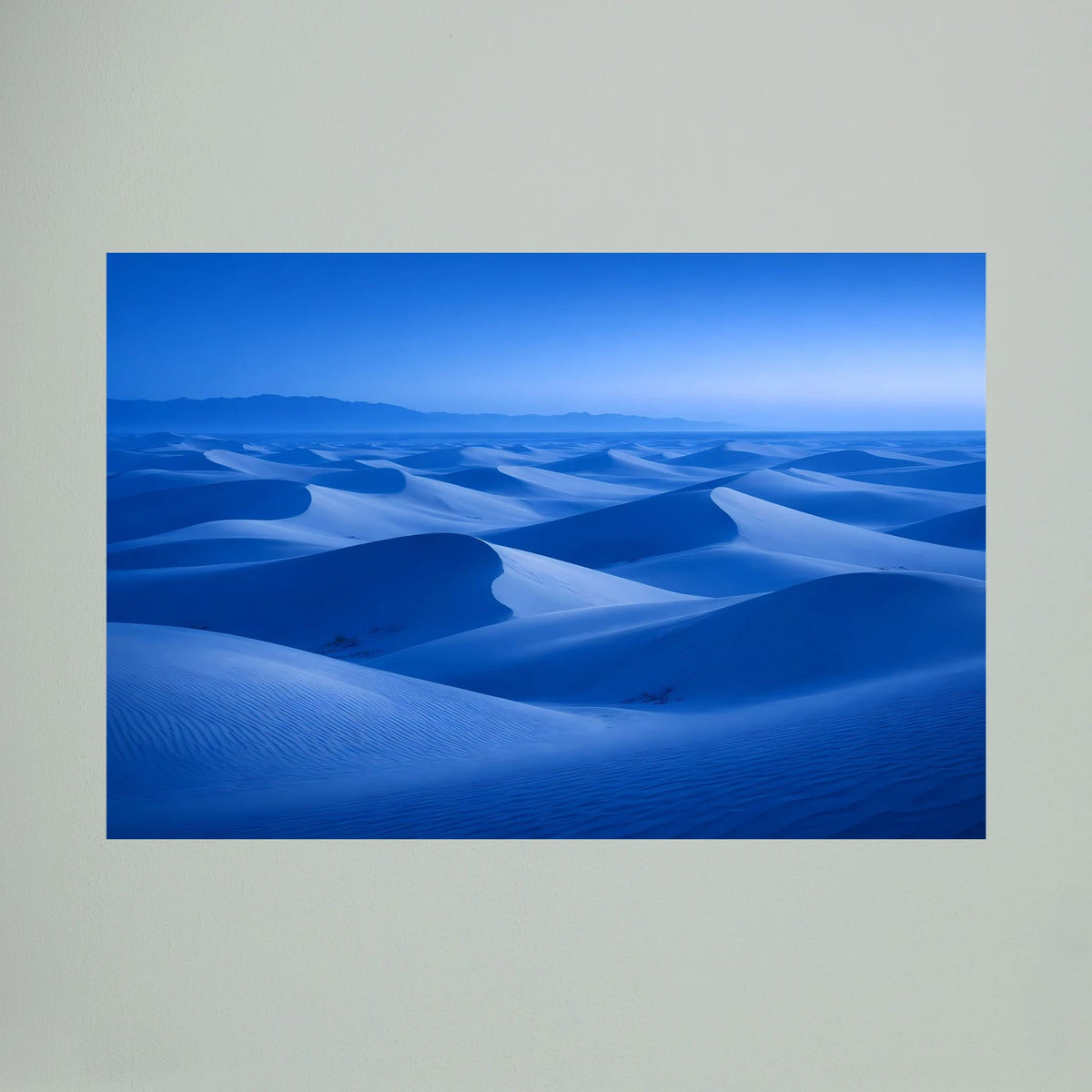 Blaues Poster mit Wüstenlandschaft und Dünenmotiv, Querformat