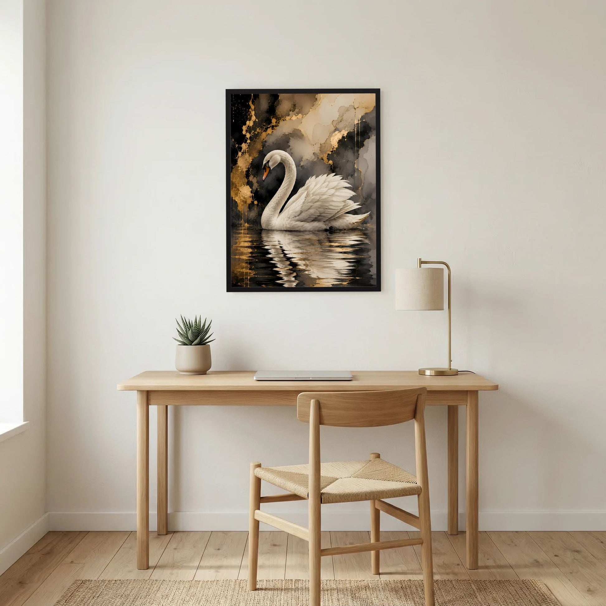 Wandposter mit weißem Schwan und goldenen Reflexen auf Wasser, schwarzer Rahmen