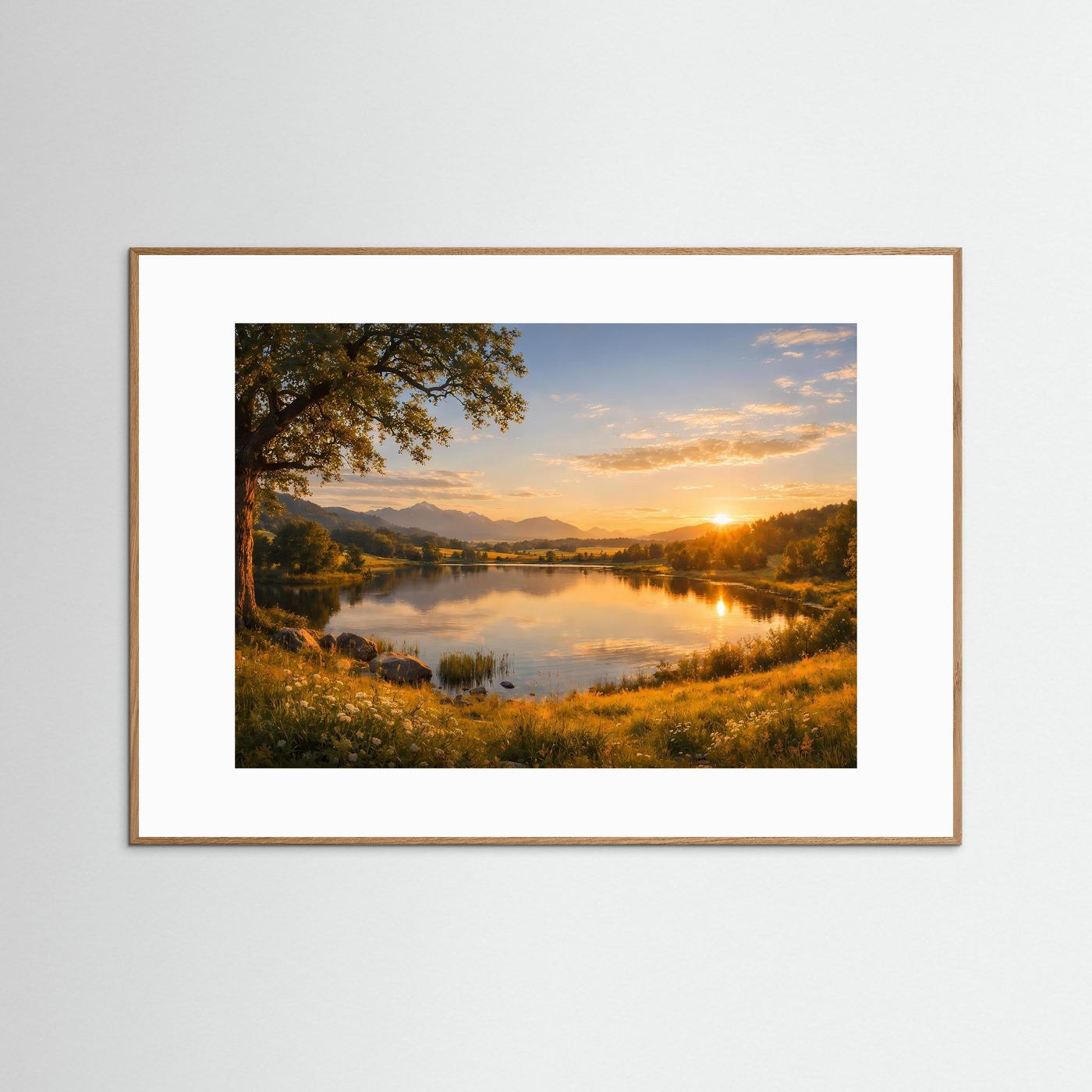 Naturposter im Querformat: Seeufer mit Baum, Sonnenuntergang und spiegelnder Lichtbahn