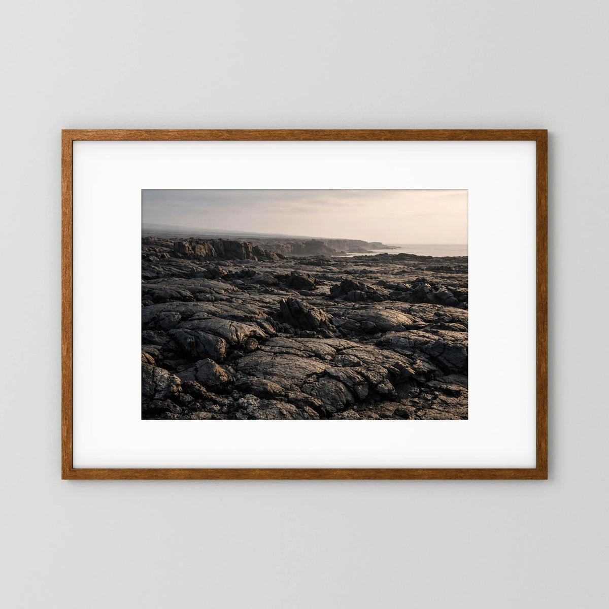 Querformat-Wandposter mit Lavafelsen an der Küste im Naturholzrahmen