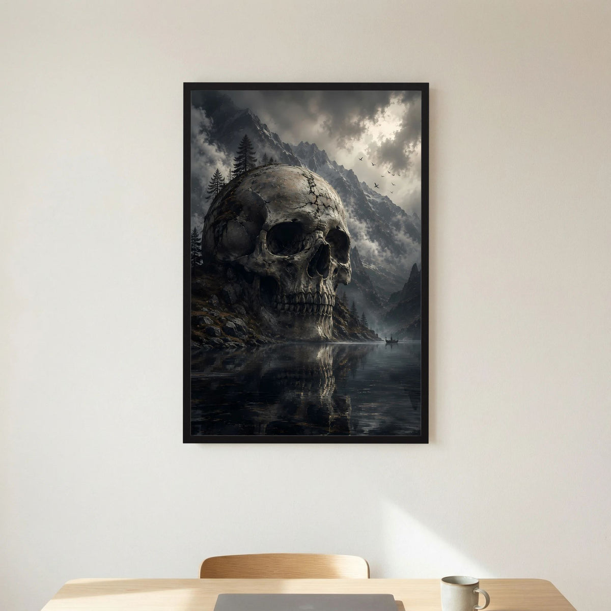 Poster Totenschädel über ruhigem Bergsee, graue Berge und Wolken, schwarzer Rahmen