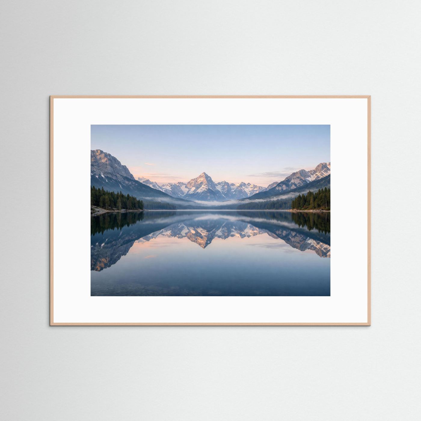 Alpen-Panorama-Poster im naturfarbenen Holzrahmen, Spiegelsee mit Bergen