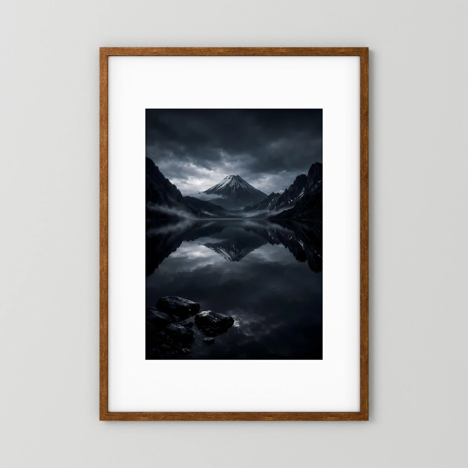 Wandbild mit Bergsee und Vulkankegel im Spiegelbild, brauner Holzrahmen