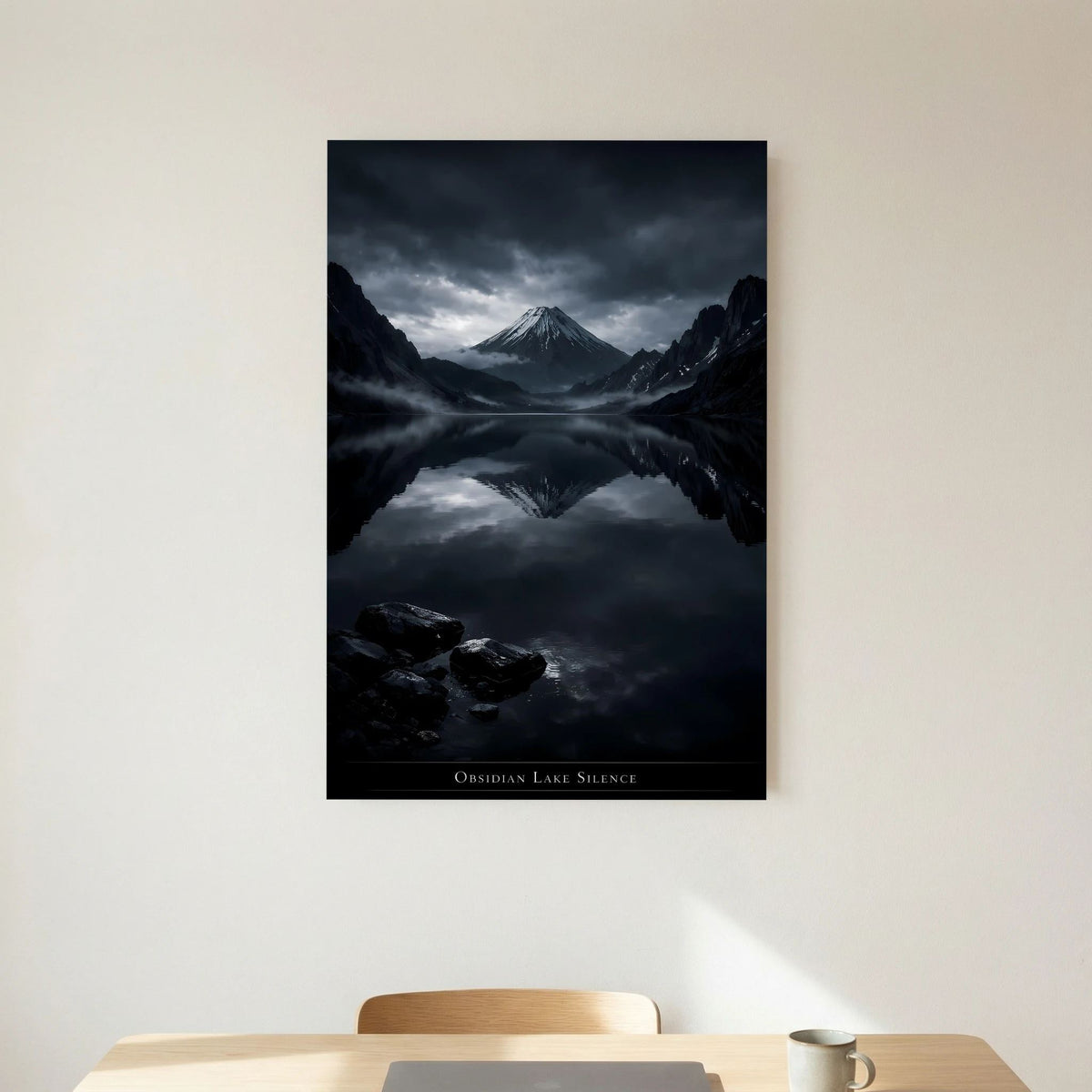 Wandposter mit schwarzem Rahmen und Vulkankegel-Spiegelung im See, dunkles Motiv