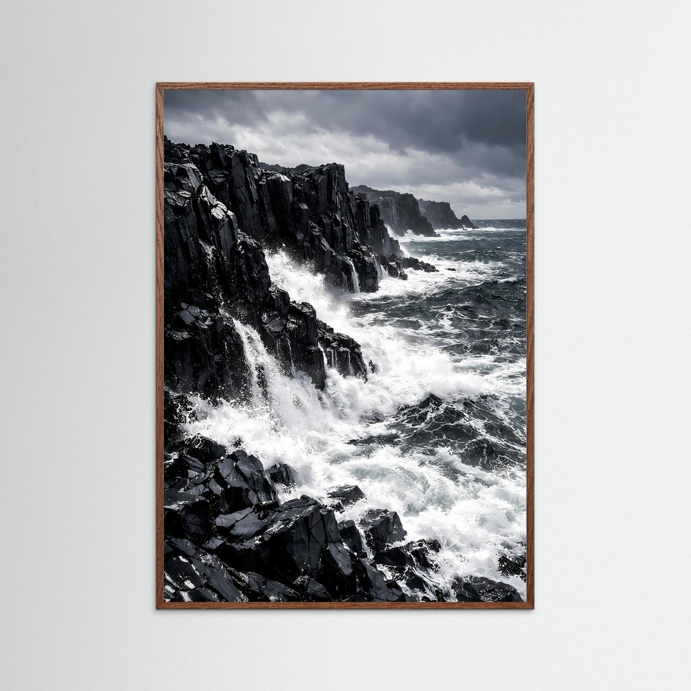 Wandbild-Poster mit Holzrahmen, schwarze Klippen und weißer Gischt im Hochformat