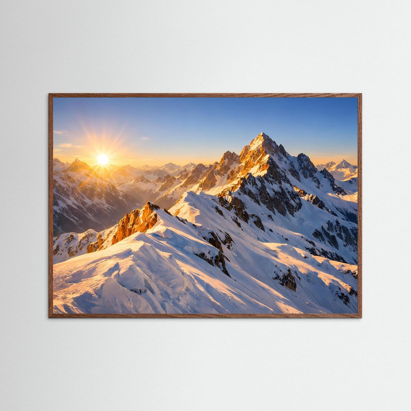 Querformatiges Poster mit Alpenmotiv: goldene Sonne über verschneiten Gipfeln, brauner Holzrahmen.