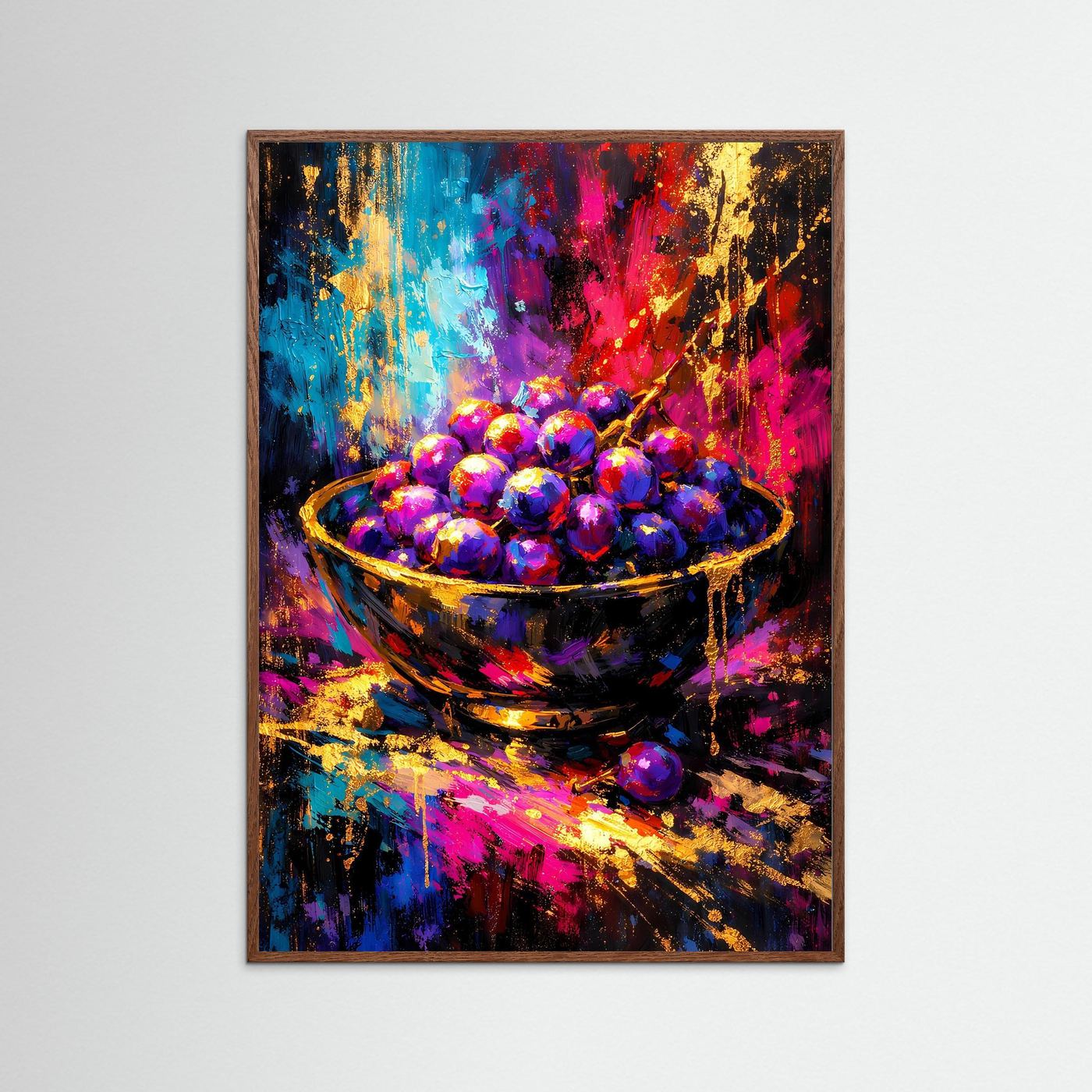 Hochformatiges Kunstposter im dunkelbraunen Rahmen mit Trauben in goldenen und violetten Tönen