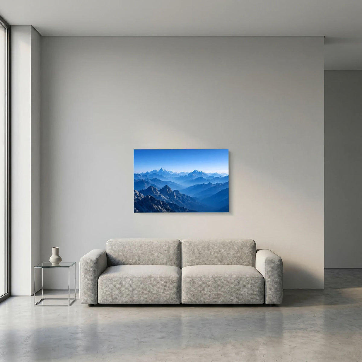 Wandposter mit blauer Alpenlandschaft, zentral an der Wand im Querformat