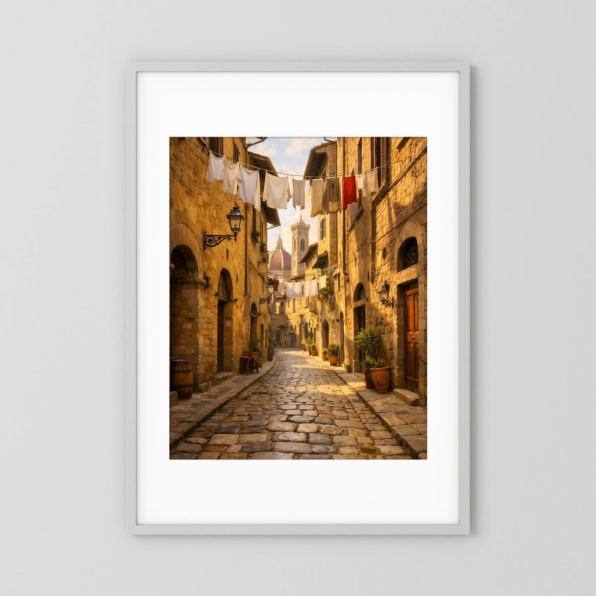 Hochformatiges Wandbild mit historischer Gasse, Steinpflaster und Wäscheleinen an Gebäuden