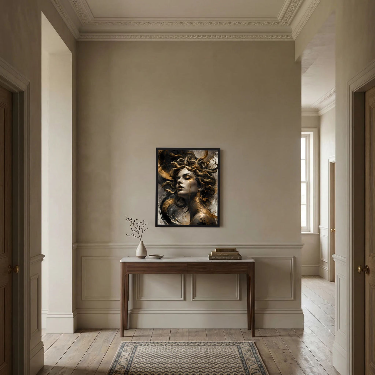 Gerahmtes Poster mit Medusa-Frau, goldene Schlangen im Haar auf dunklem Grund