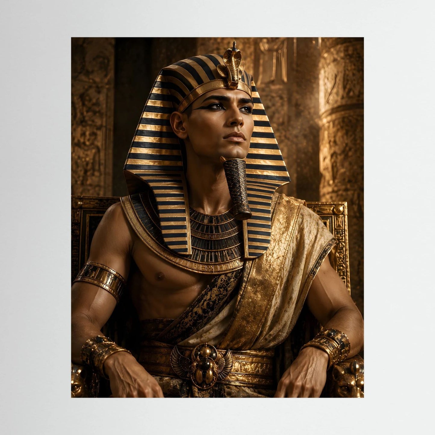 Ägyptisches Pharao-Wandposter: sitzender König mit goldenen Streifen und dunklem Gewand.
