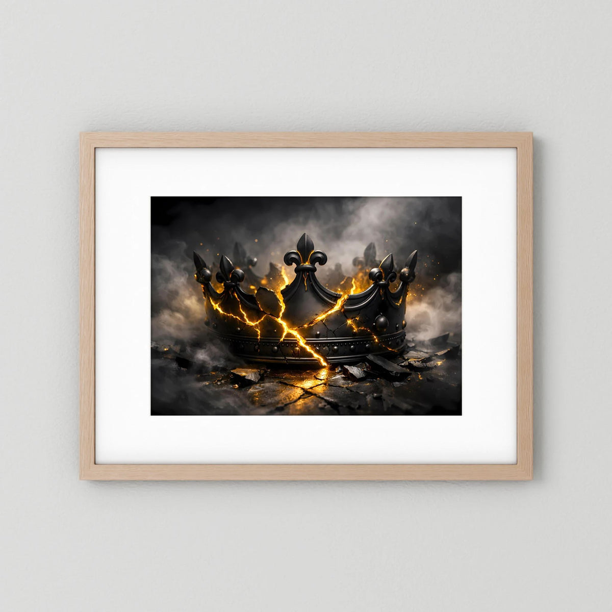 Wandposter mit zerbrochener Krone in Schwarz und Gold im hellen Holzrahmen