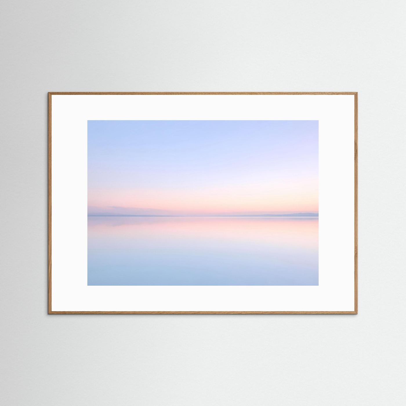 Querformatposter mit pastellfarbener Seespiegelung, goldbraune Holzrahmenleiste