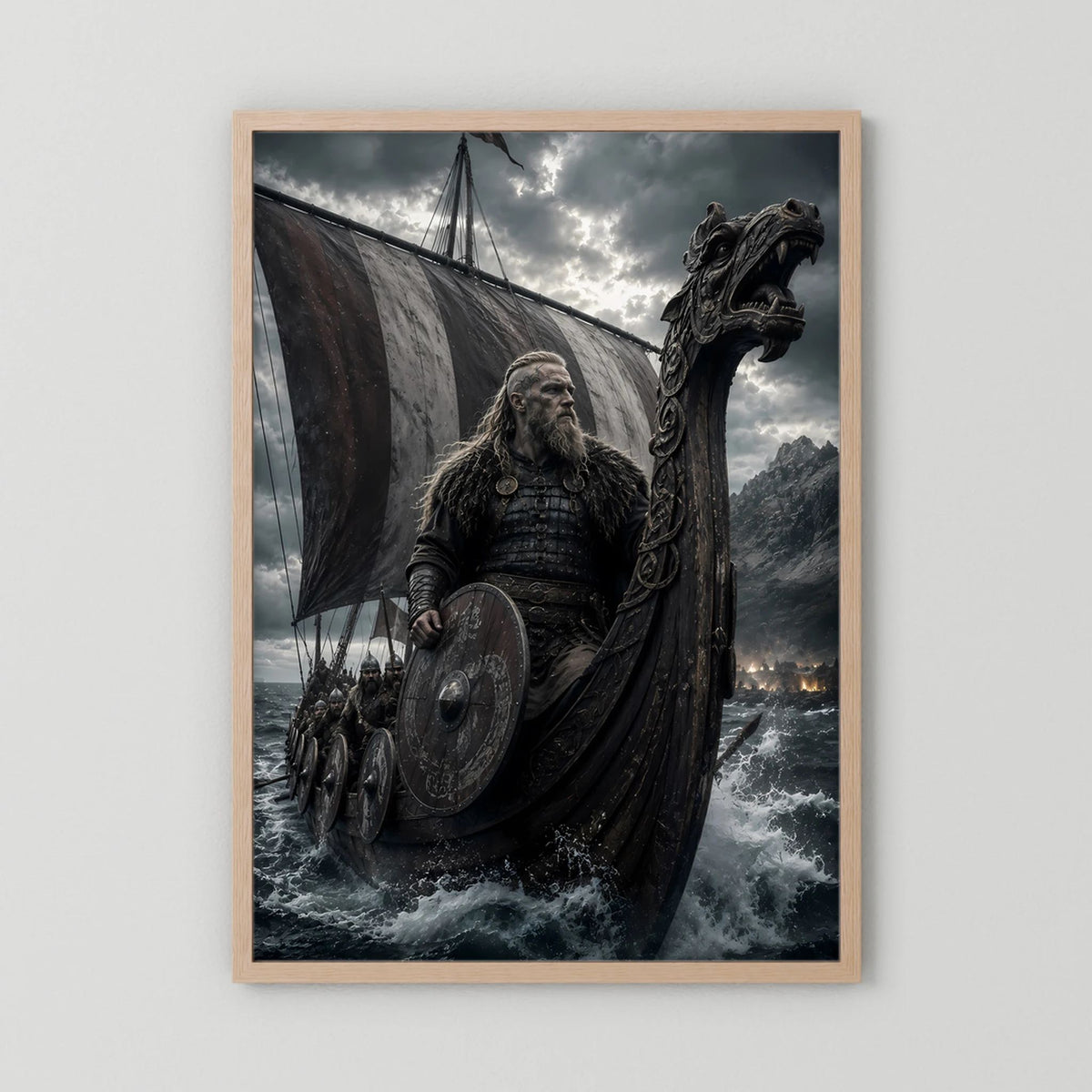 Poster im hellem Holzrahmen: Wikinger-Krieger mit Schild und Drachenschiff
