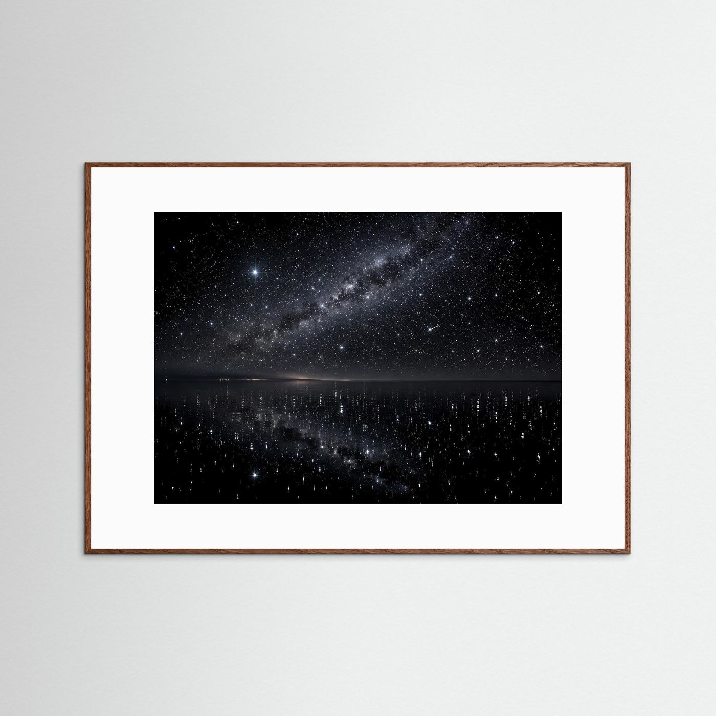 Gerahmtes Poster mit Sternenhimmel und Seespiegel, Holzrahmen und weißem Rand