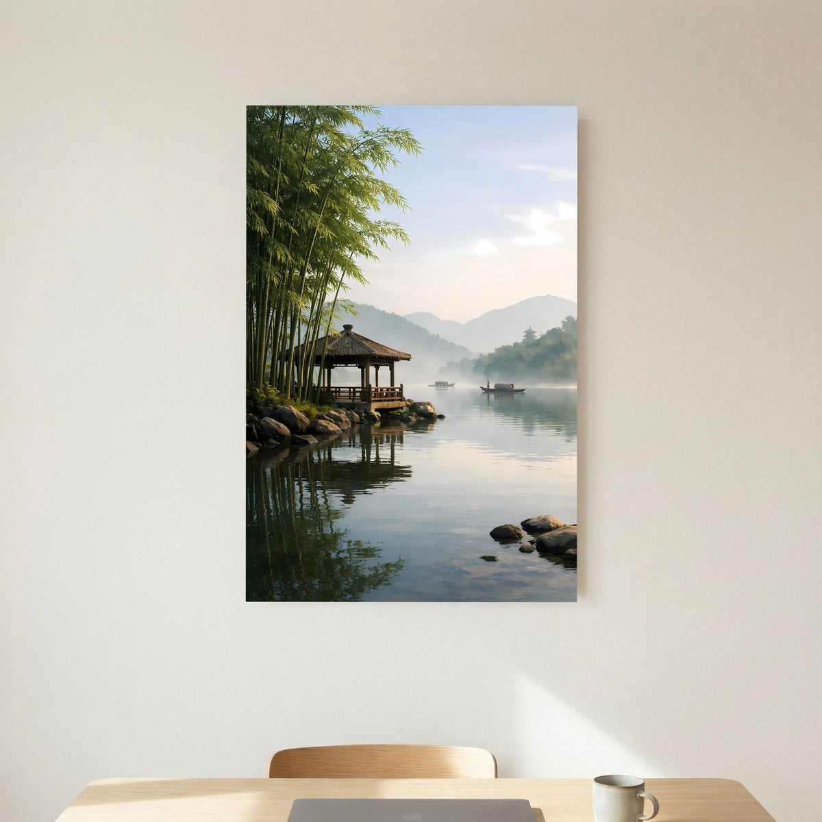 Hochformat-Wandbild mit Bambus am Ufer, Stegpavillon und flachem Wasser