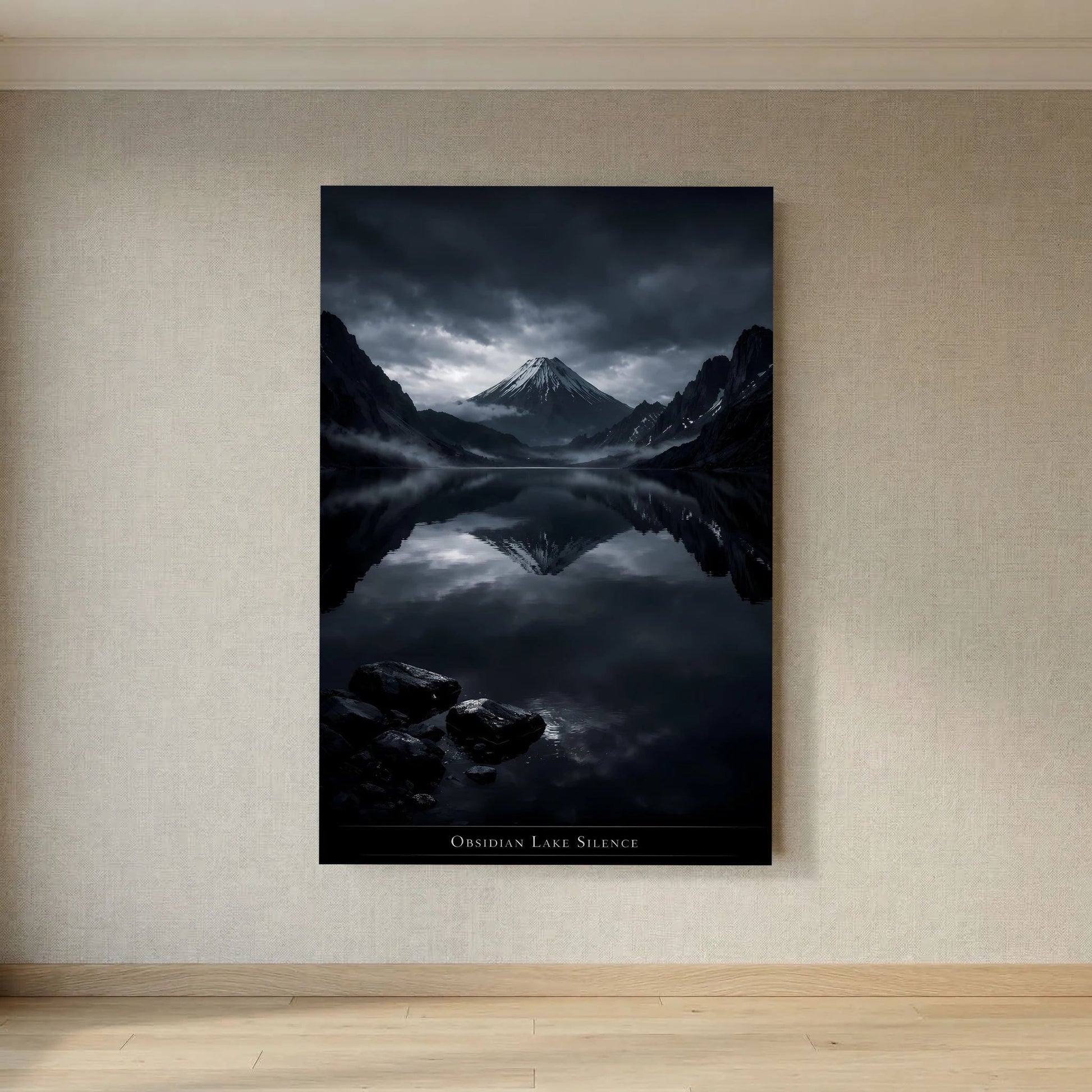 Wandposter im Flur: Vulkanberg mit Spiegelung im See, dunkle Felsen am Bildrand
