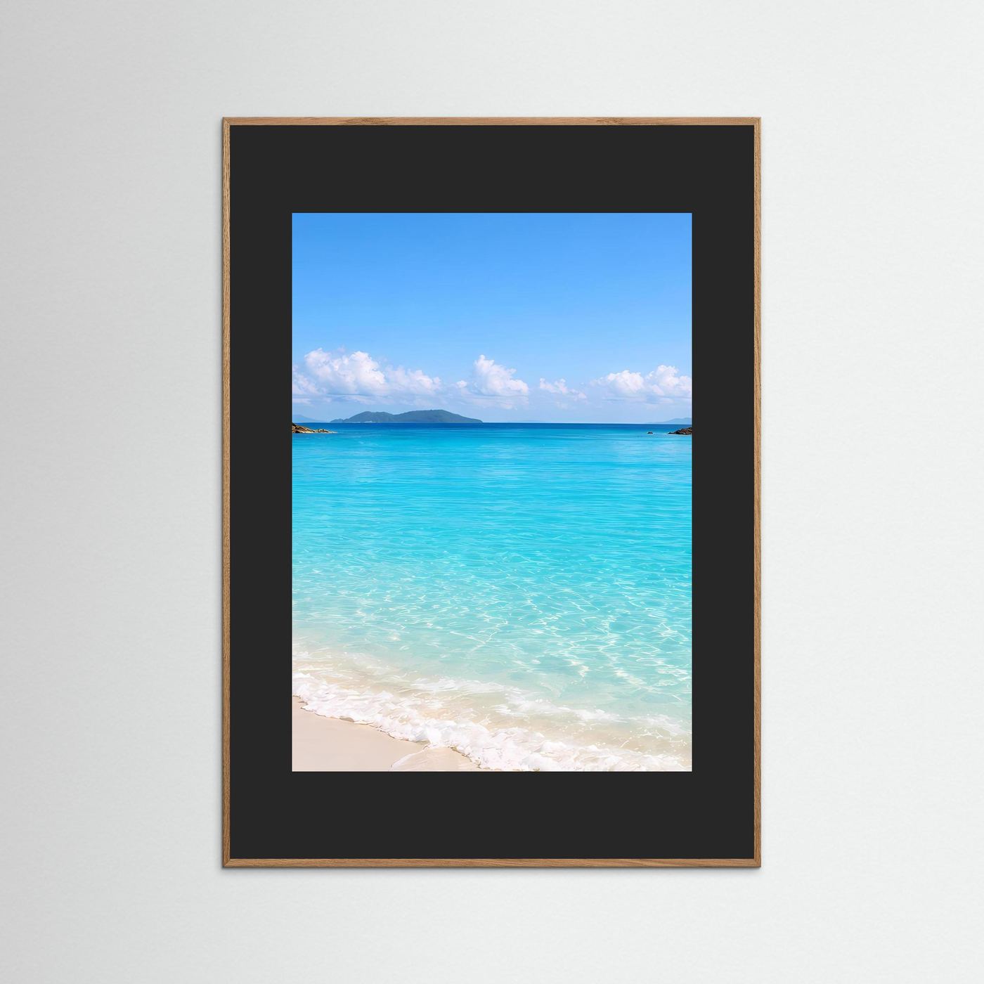 Poster mit Strandfoto: türkisfarbenes Meer, Sandstrand und Himmel, mit dunkelbraunem Rahmen