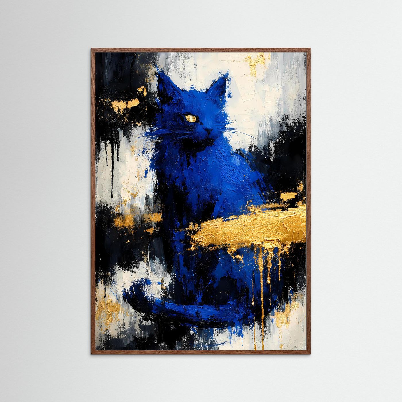 Abstraktes Katzenposter im braunen Holzrahmen: blaue Katze auf Schwarz-Weiß mit goldenen Spritzern.