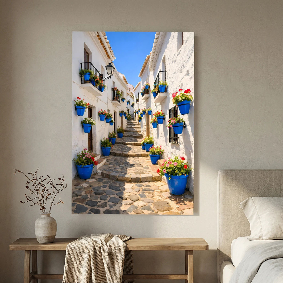 Wandbild im Hochformat mit Gassenperspektive, blauen Blumen-Töpfen an weißer Wand