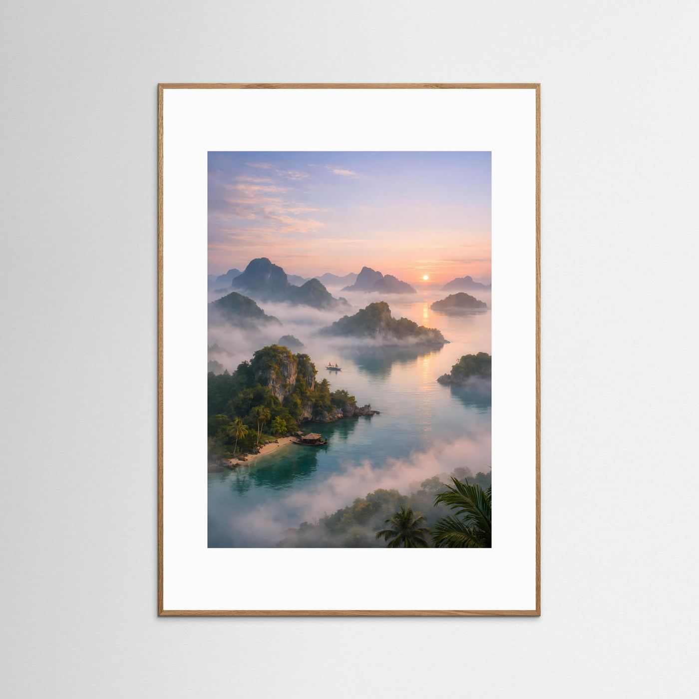 Gerahmtes Poster im Hochformat mit Fluss, Bergen, Nebel und Sonne, hellbrauner Holzrahmen
