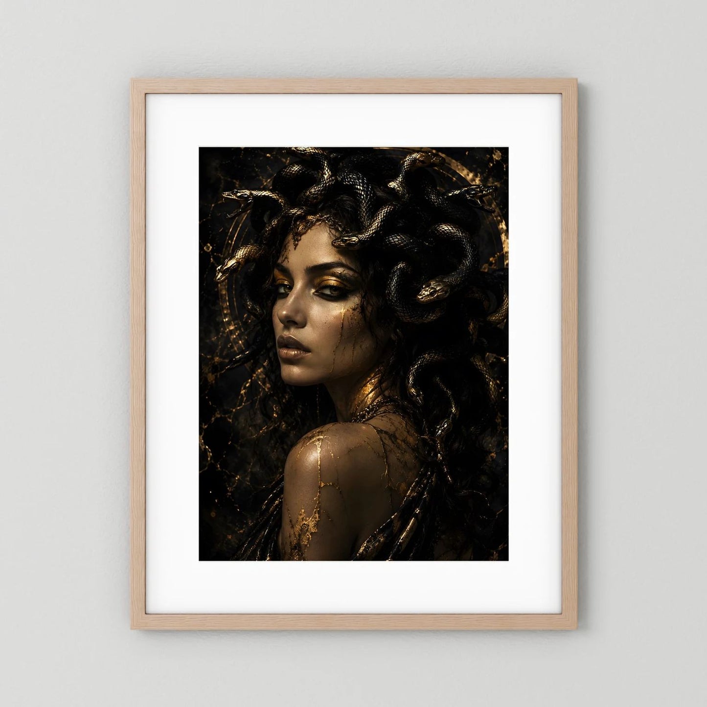 Poster mit Medusa-Porträt in Schwarz-Gold, Schlangenhaar, Holzrahmen hellbraun und weißem Rand