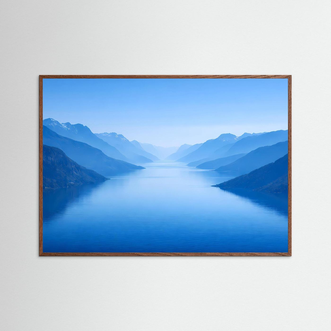 Querformatiges Naturposter mit blauem Fjord in braunem Holzrahmen