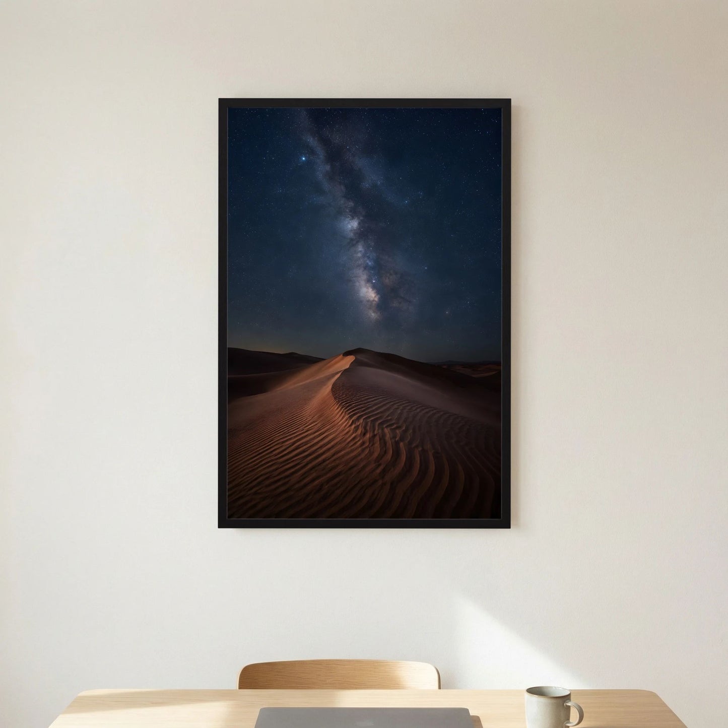 Hochformatiges Poster: Sanddünen bei Nacht mit Milchstraße, sternklarer Himmel, schwarzer Rahmen