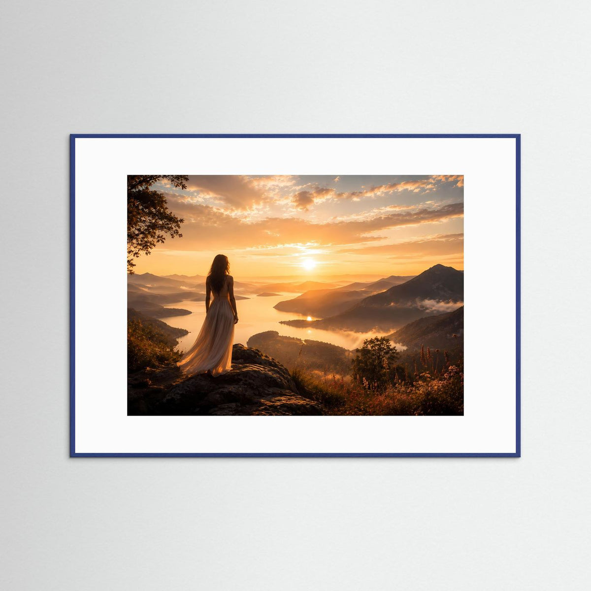 Querformat-Poster mit Frau am Felsen bei Sonnenuntergang über See und Bergen im goldenen Licht