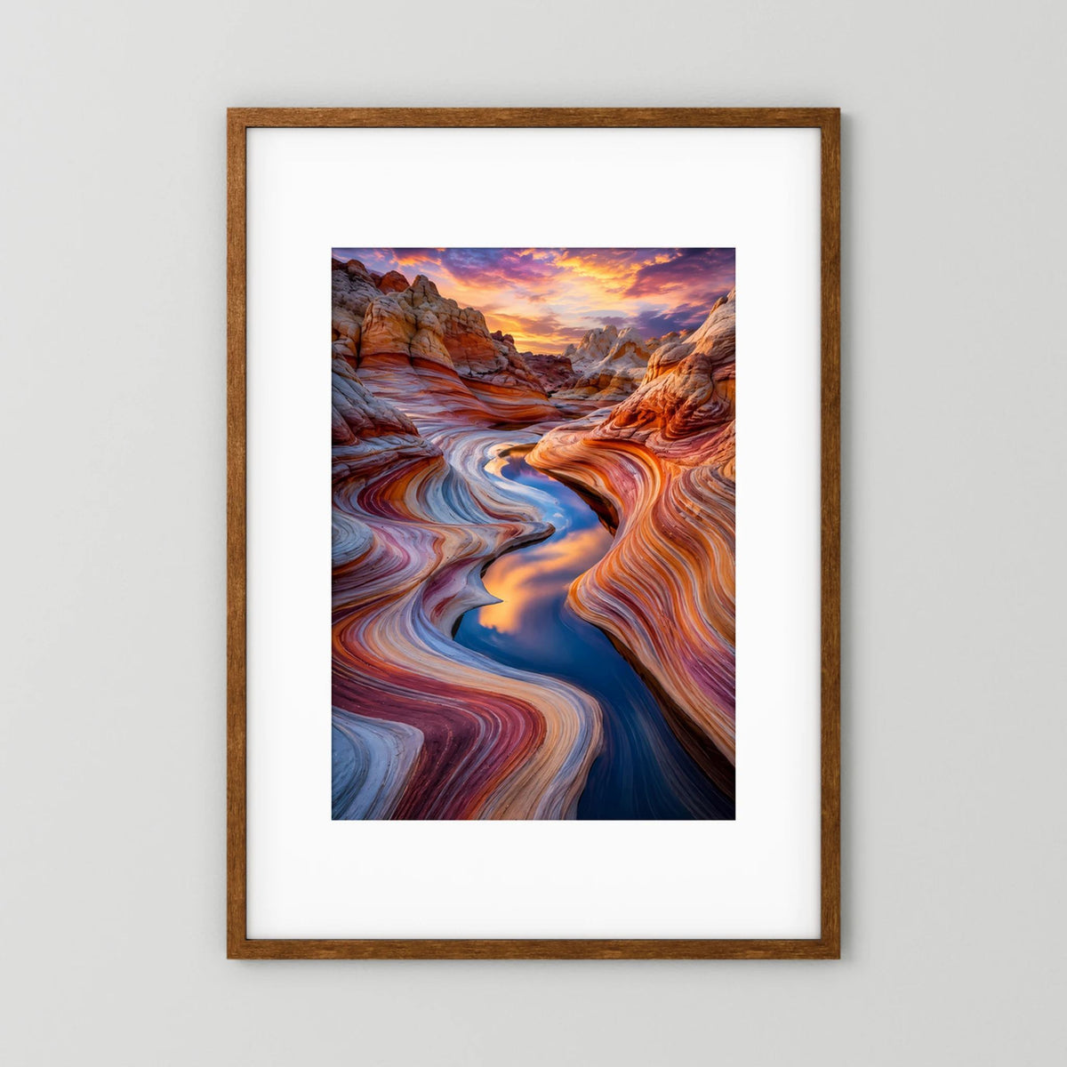 Hochformat-Poster Wüstenlandschaft mit geschwungenen Felsen, Abendhimmel, brauner Holzrahmen