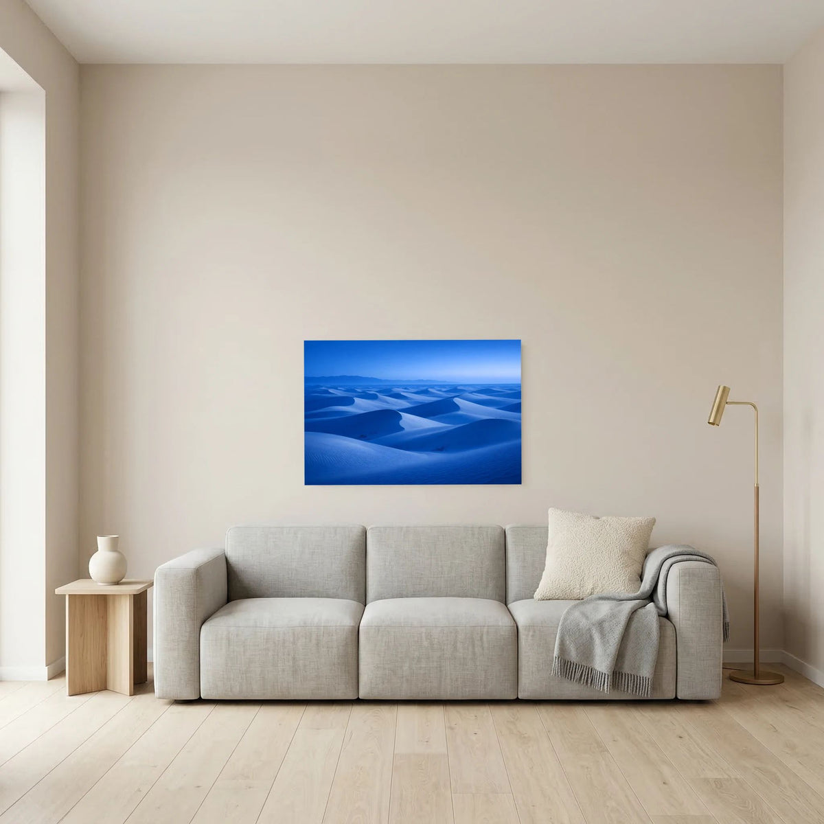 Blaues Wandbild mit Wüstenlandschaft und sanften Dünenverläufen, Querformat
