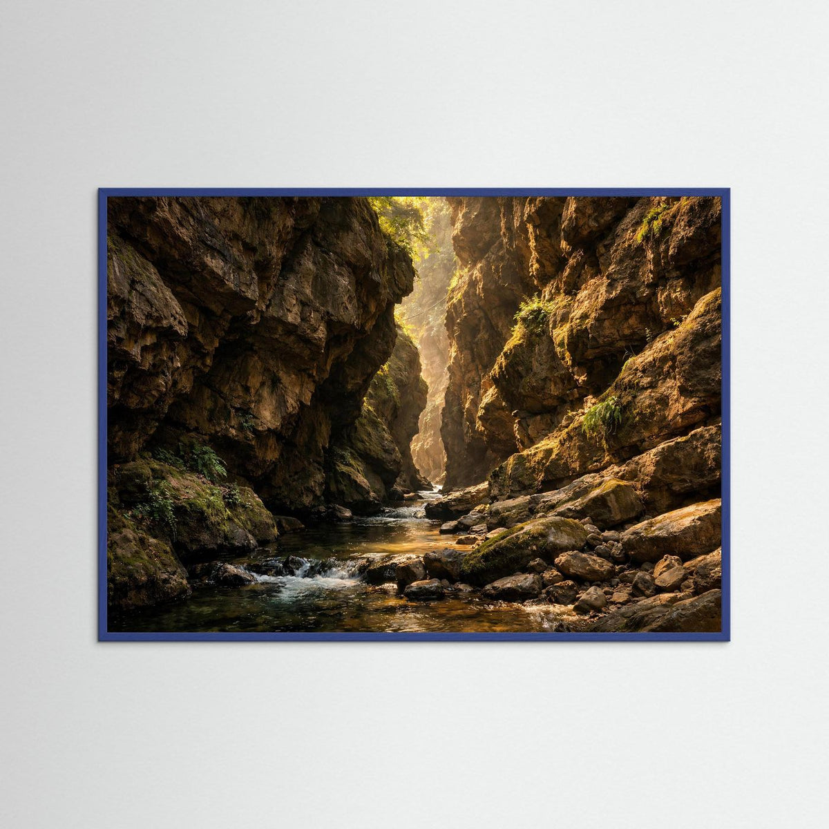 Schlucht-Poster im Querformat: Fluss zwischen Felsen, goldenes Licht, blauer Rahmen.