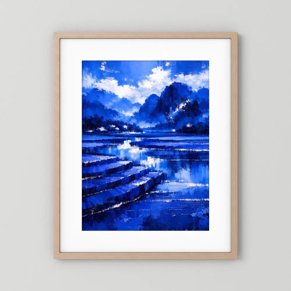 Poster mit blauem Landschaftsmotiv, heller Holzrahmen und weißes Passepartout, Hochformat