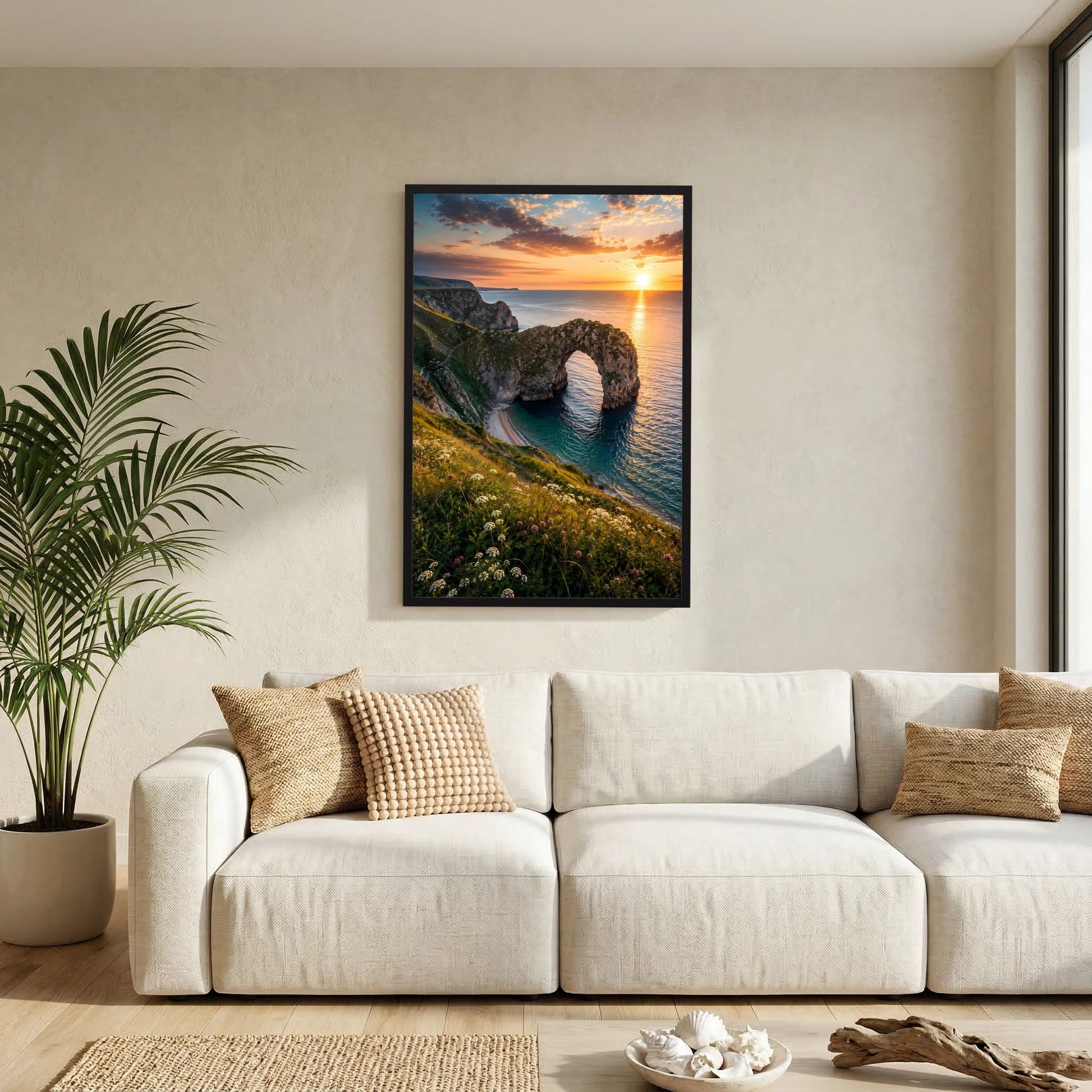 Schwarzer gerahmter Posterprint im Hochformat: Küstenbogen am Meer bei Sonnenuntergang