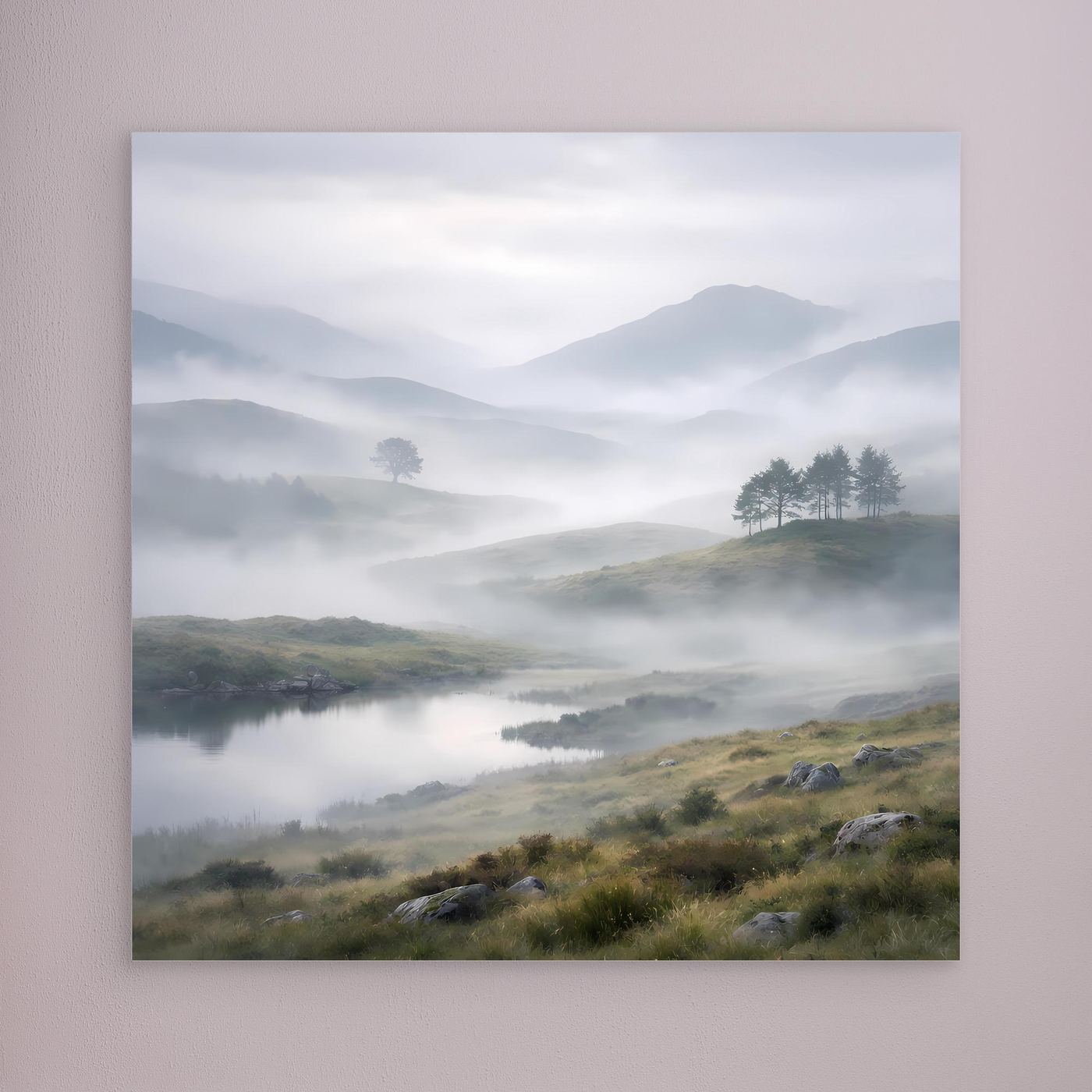 Leinwandbild mit Landschaft vom Bergsee im Nebel, ohne sichtbaren Rahmen