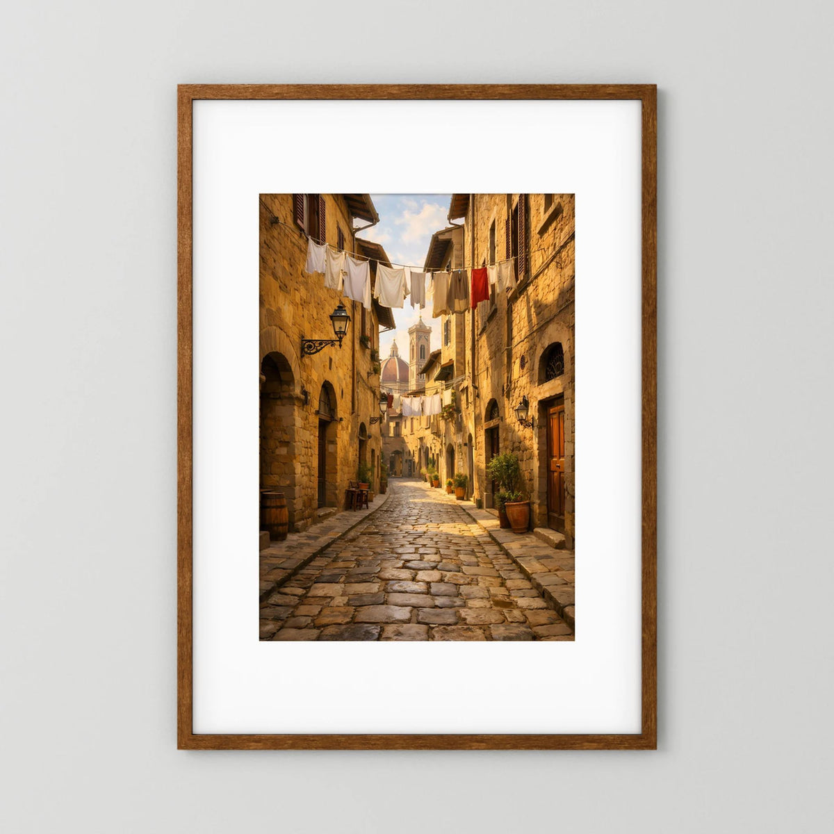 Hochformat-Wandbild mit braunem Holzrahmen und Altstadt-Gassenmotiv