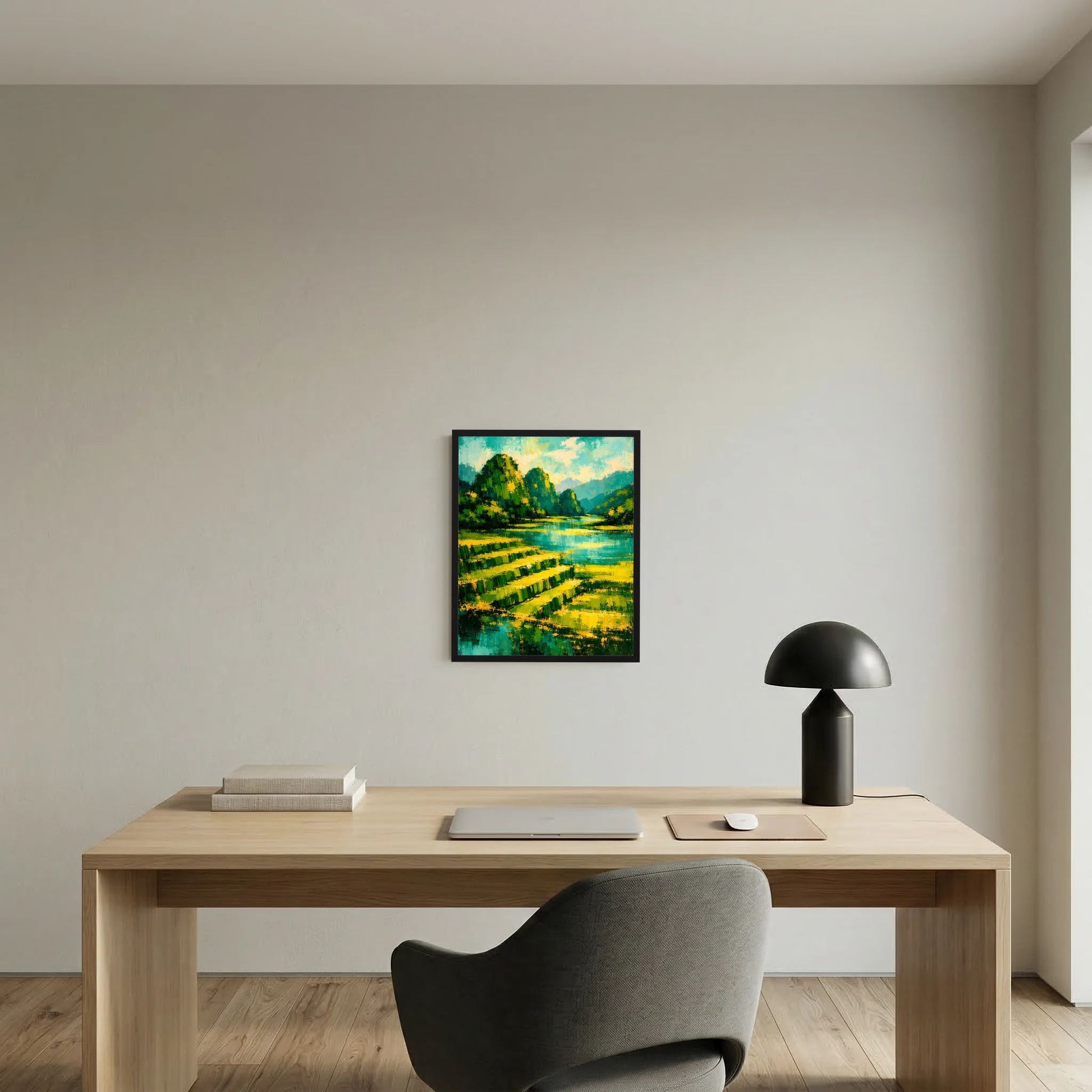 Gerahmtes Hochformat-Poster mit Landschaftsmotiv: grüne Felder, Fluss und Berge